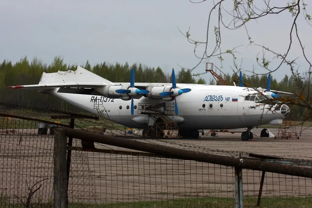 Antonov An-12 à l'aéroport de Pskov