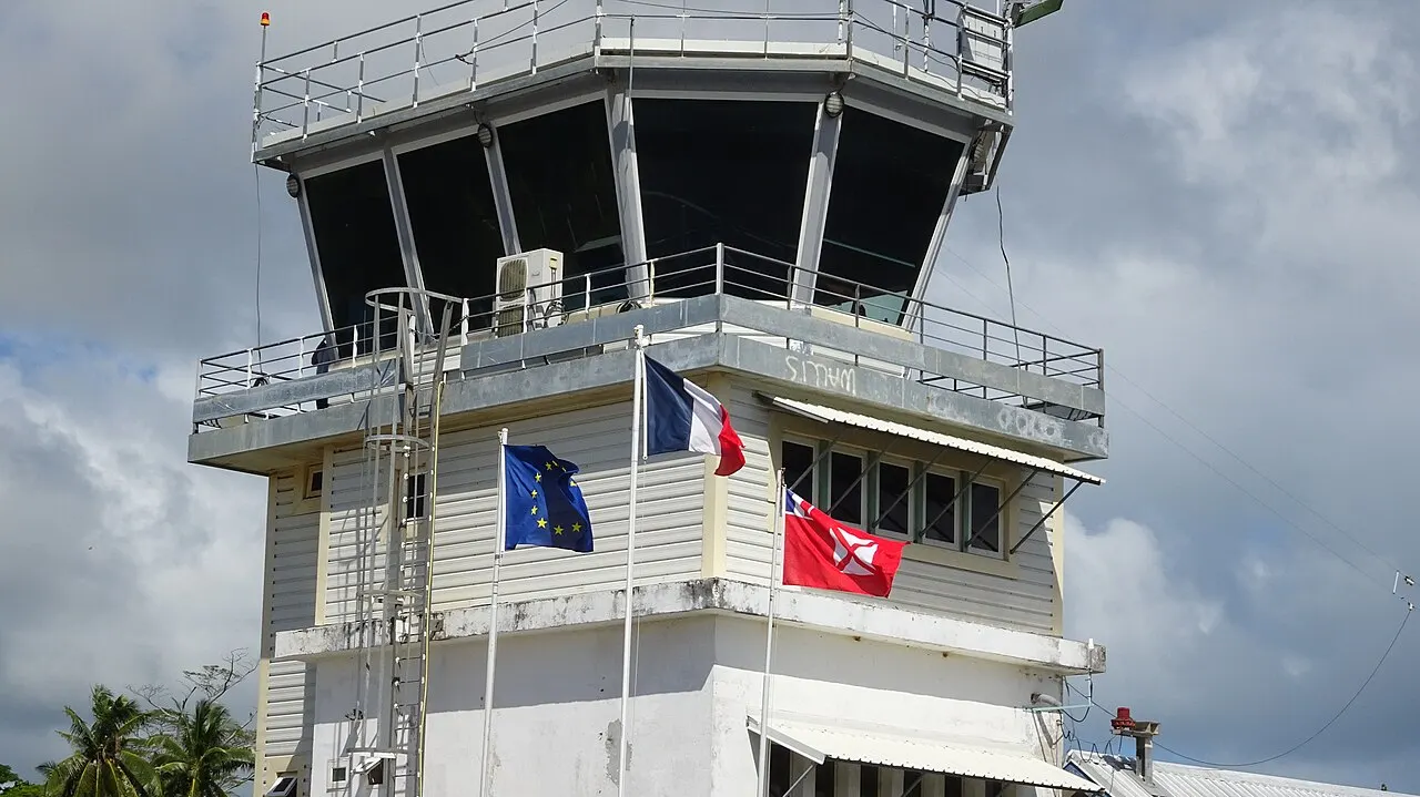 Der Kontrollturm mit den Flaggen Frankreichs, Europas und Uveas
