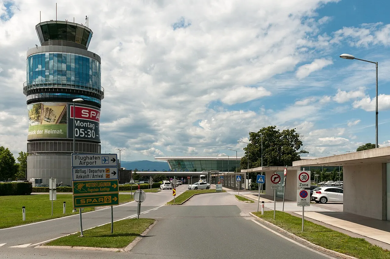 Droga dojazdowa do terminalu z wieżą kontrolną