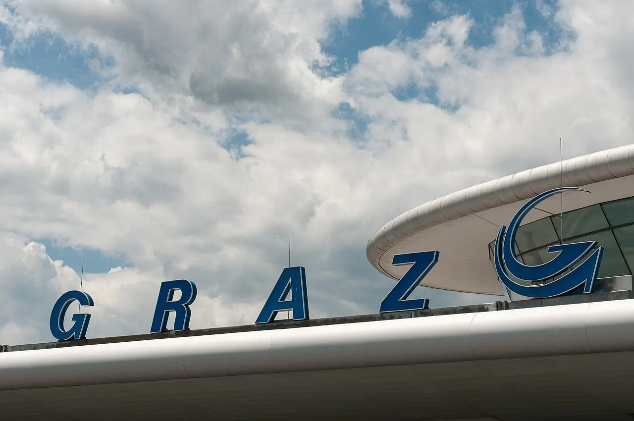 Napis GRAZ na dachu terminalu