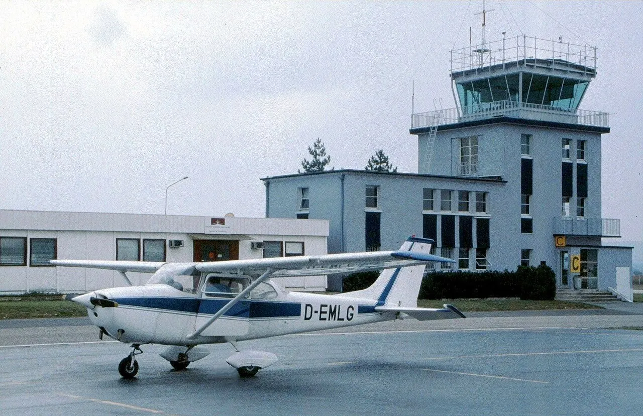La torre di controllo e l'edificio del terminal