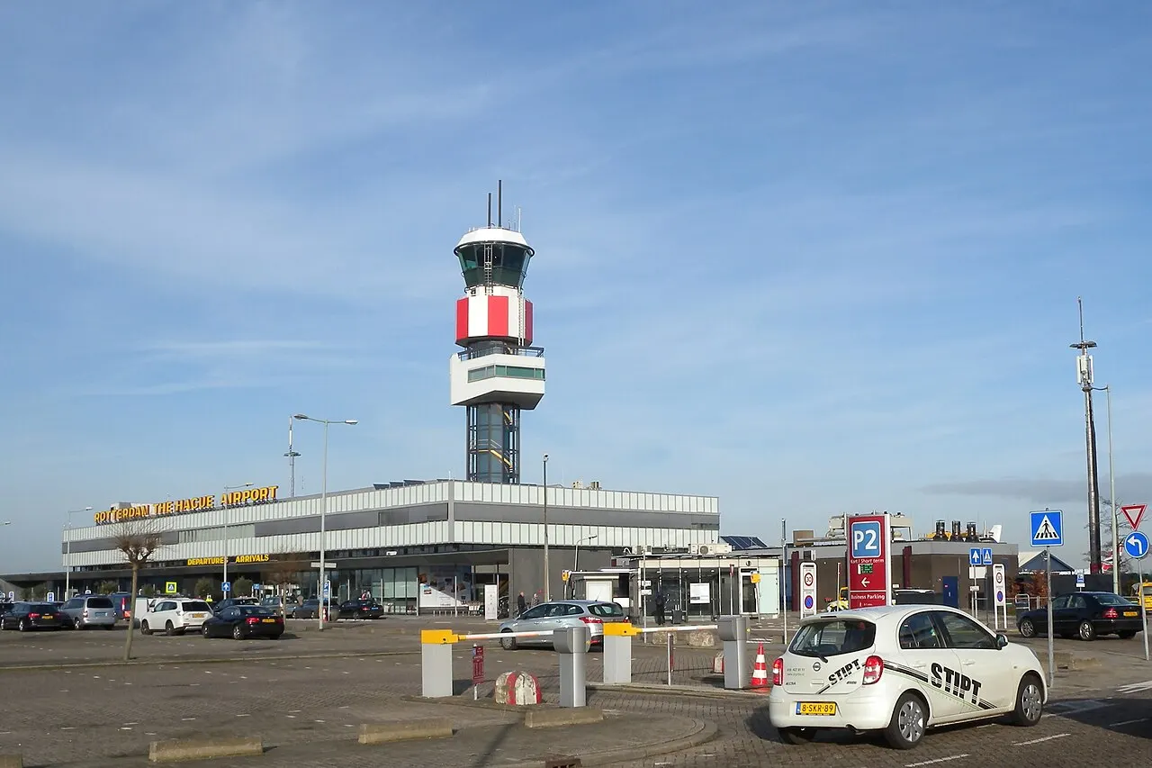 A praça em frente ao terminal, com a torre de controlo às riscas vermelhas e brancas