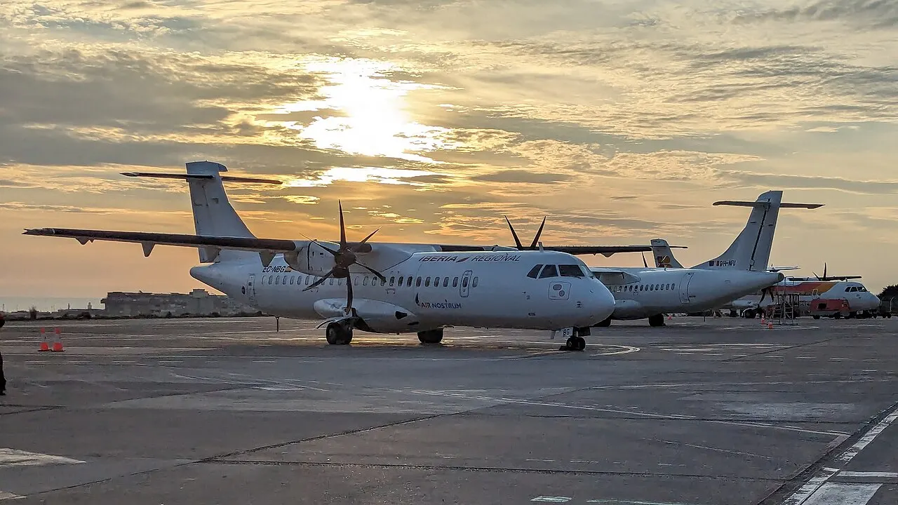 Aerei ATR 72 sul piazzale al tramonto