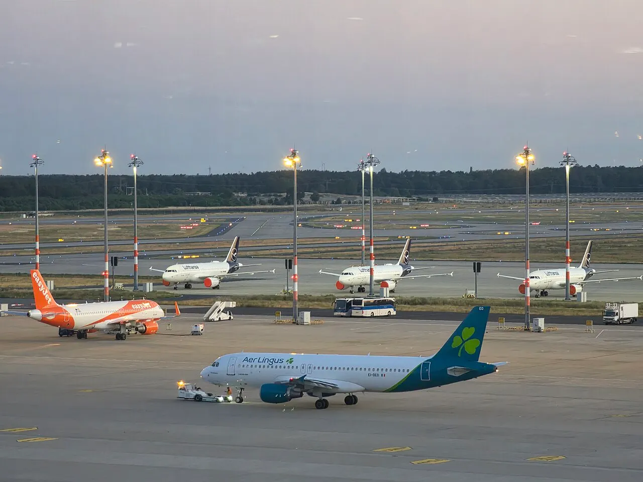 Flugzeuge auf dem Vorfeld, gesehen von der Besucherterrasse