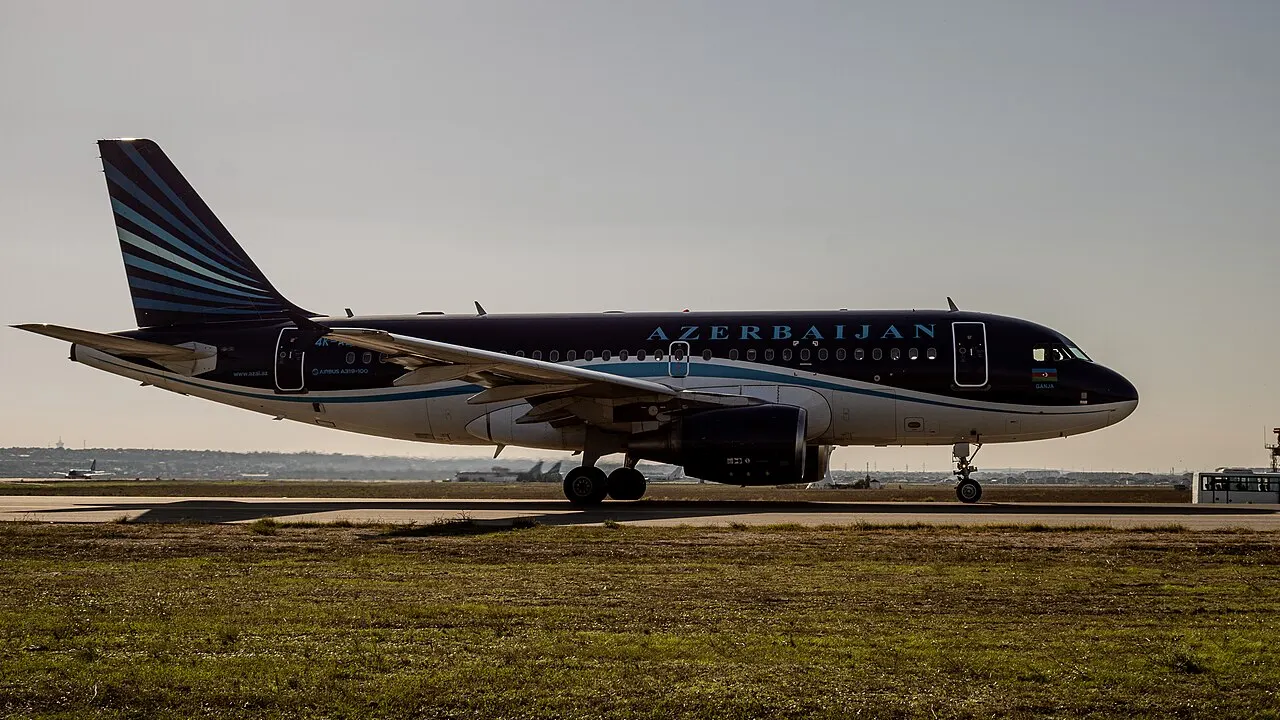 停在机场的阿塞拜疆航空空客A319