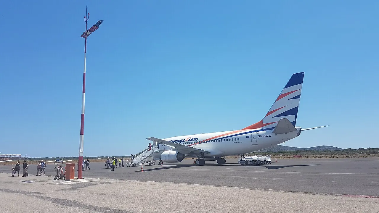 Un avión en la plataforma