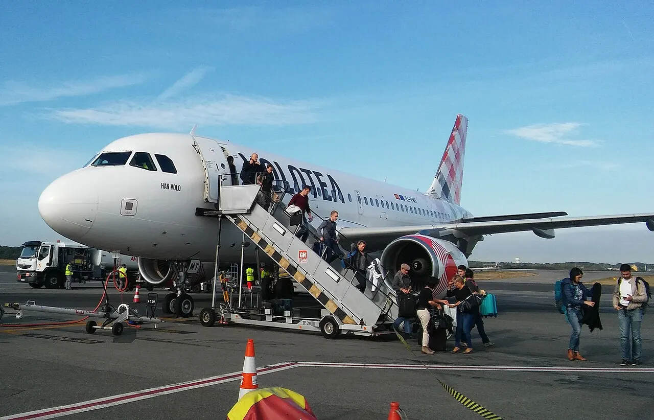 Passagiers stappen op het platform uit een toestel van Volotea