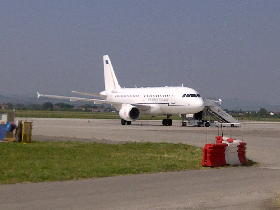 Airbus A319 na płycie lotniska