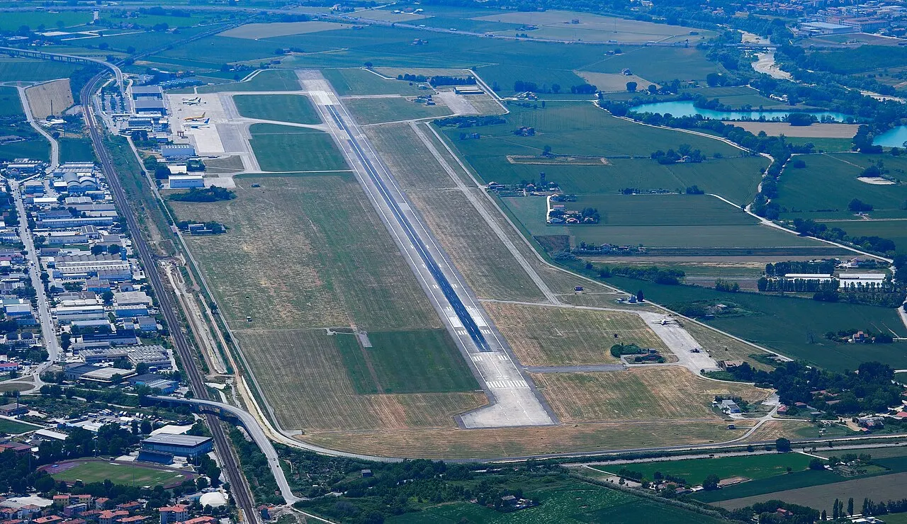 El aeropuerto visto desde el aire, con la pista junto a la costa