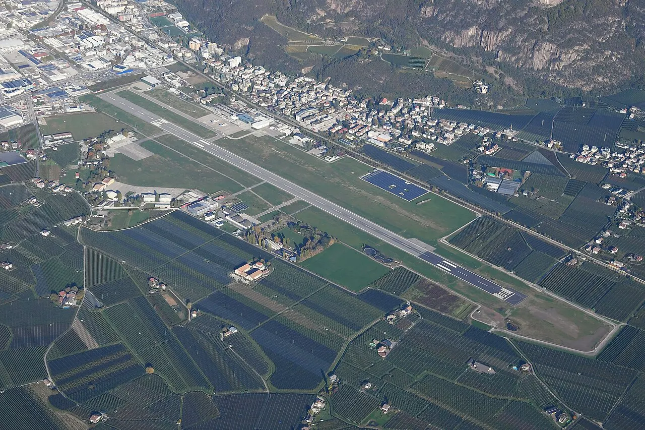 L'aéroport vu du ciel, dans la vallée