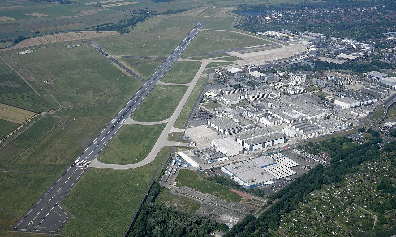 Veduta aerea della pista e dell'aeroporto, a ridosso della città
