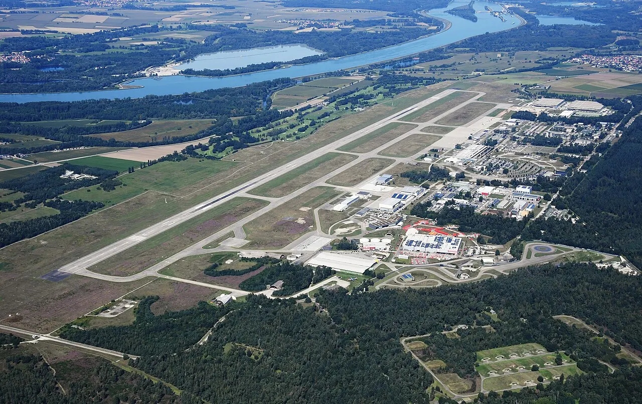 Veduta aerea dell'aeroporto nella pianura del Reno