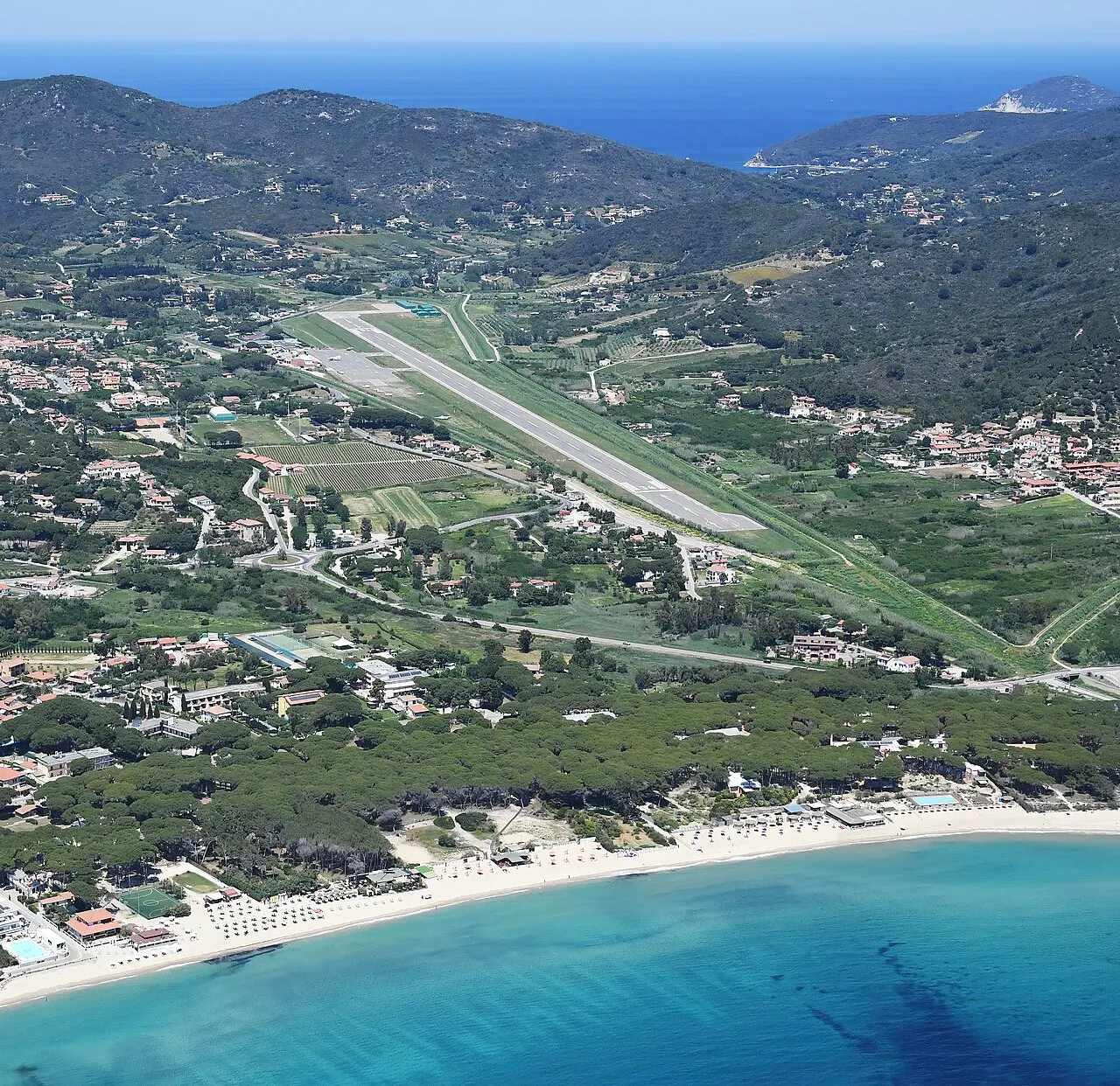 L'aeroporto dall'alto, tra le colline e non lontano dalla spiaggia