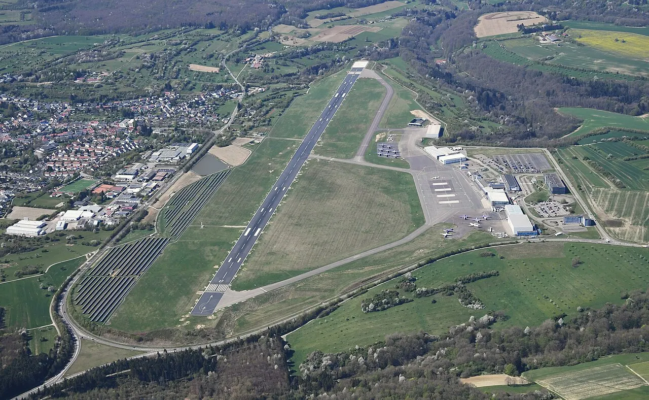 Veduta aerea dell'aeroporto e della pista