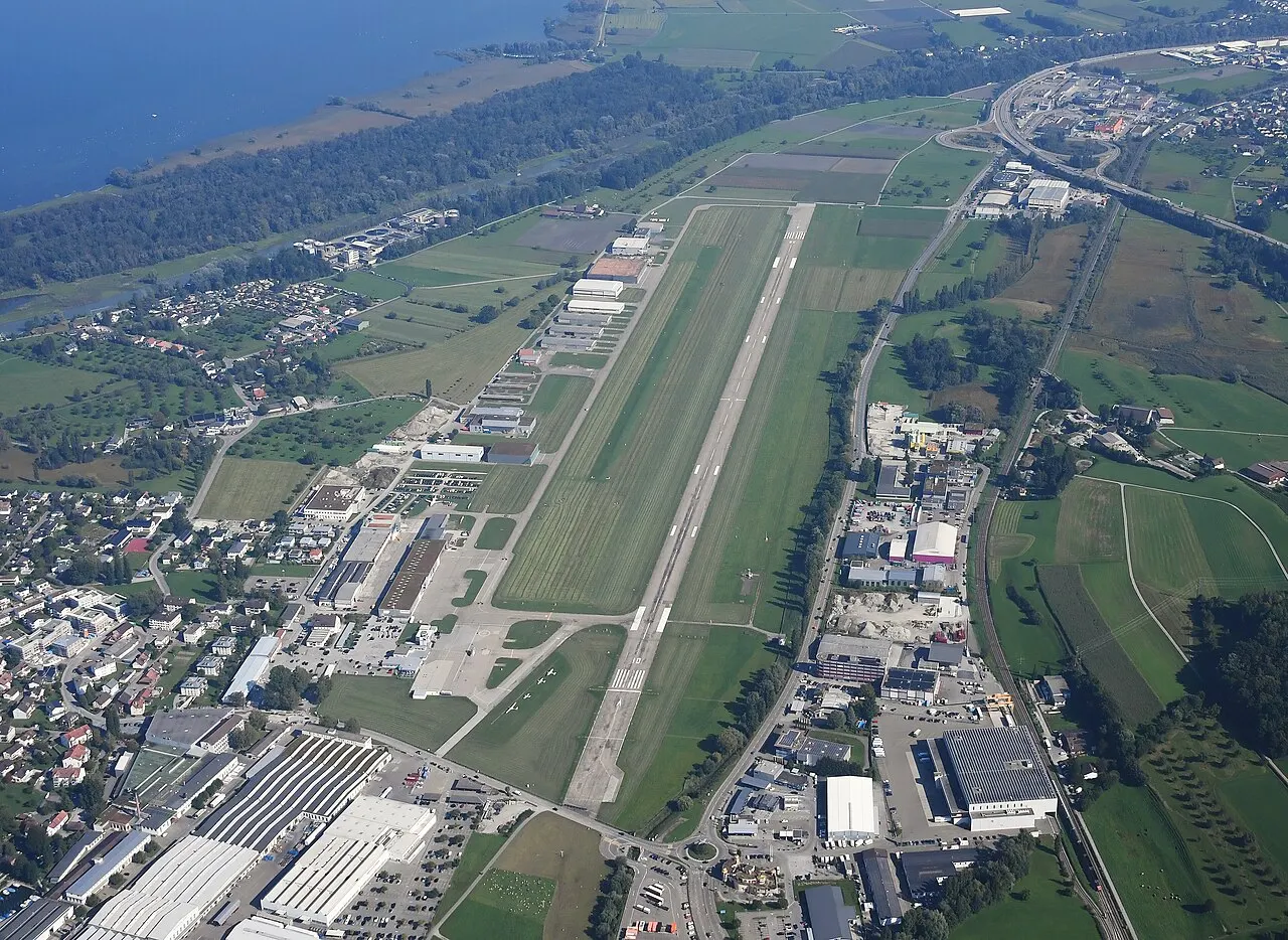Der Flughafen aus der Luft, direkt am Bodensee