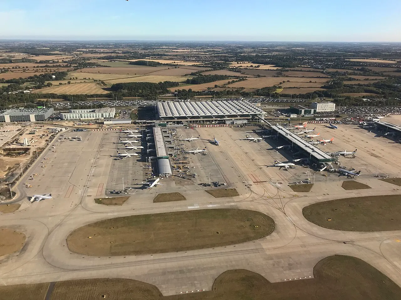 De luchthaven vanuit de lucht, met terminal en platform