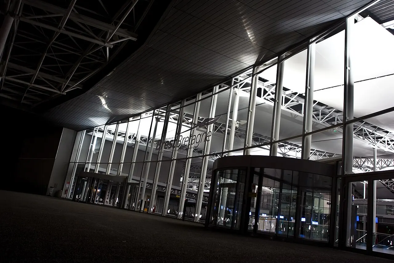 Przeszklona fasada terminalu nocą
