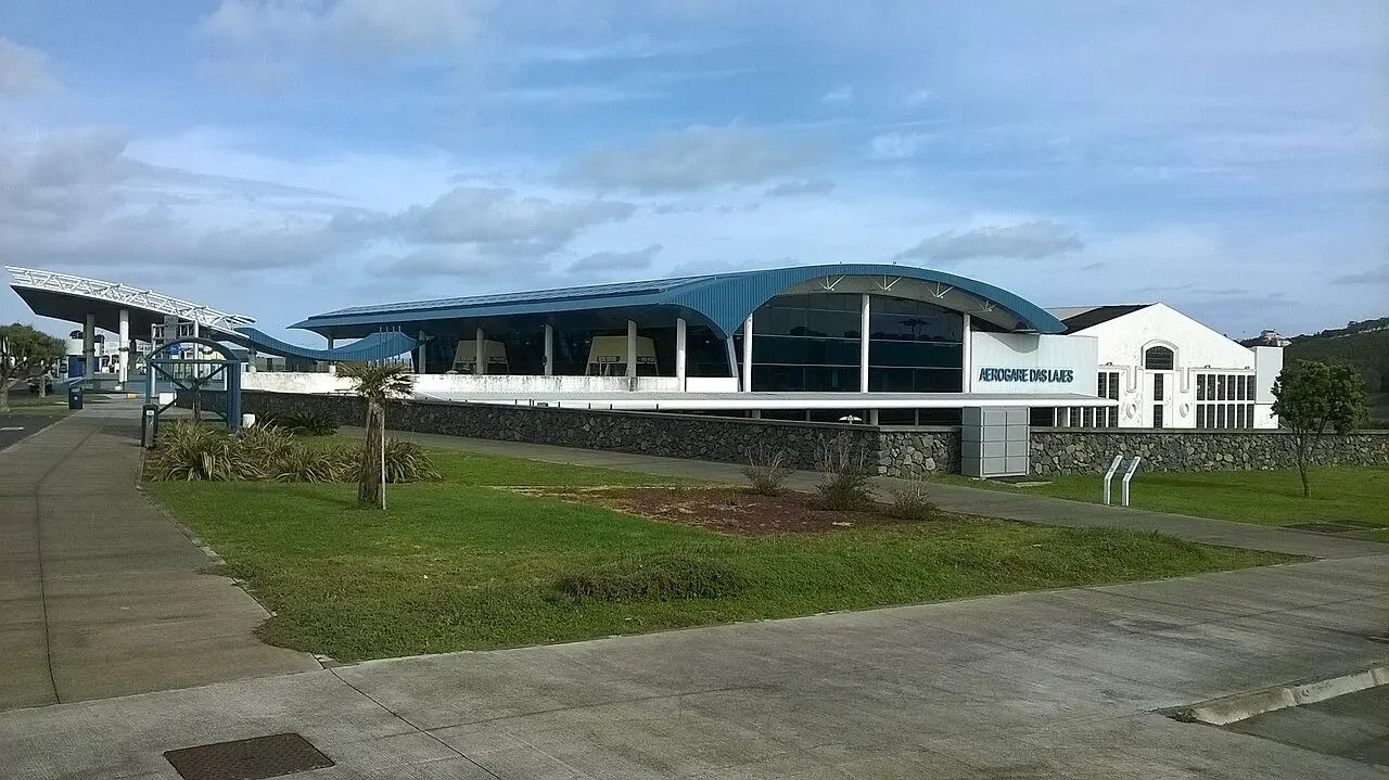 Fassade der Aerogare Civil das Lajes