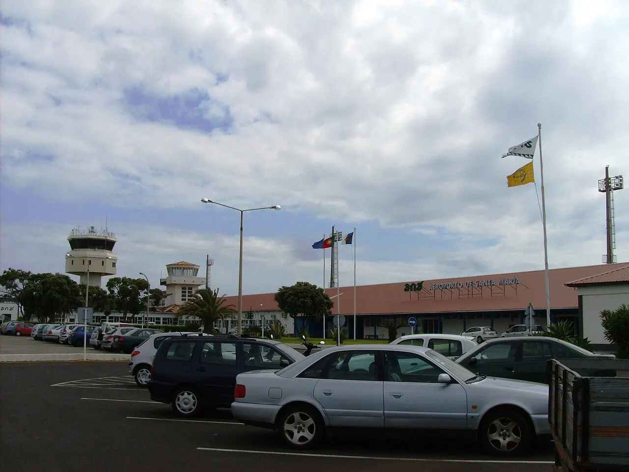 Terminal widziany z parkingu, w tle wieże kontroli lotów