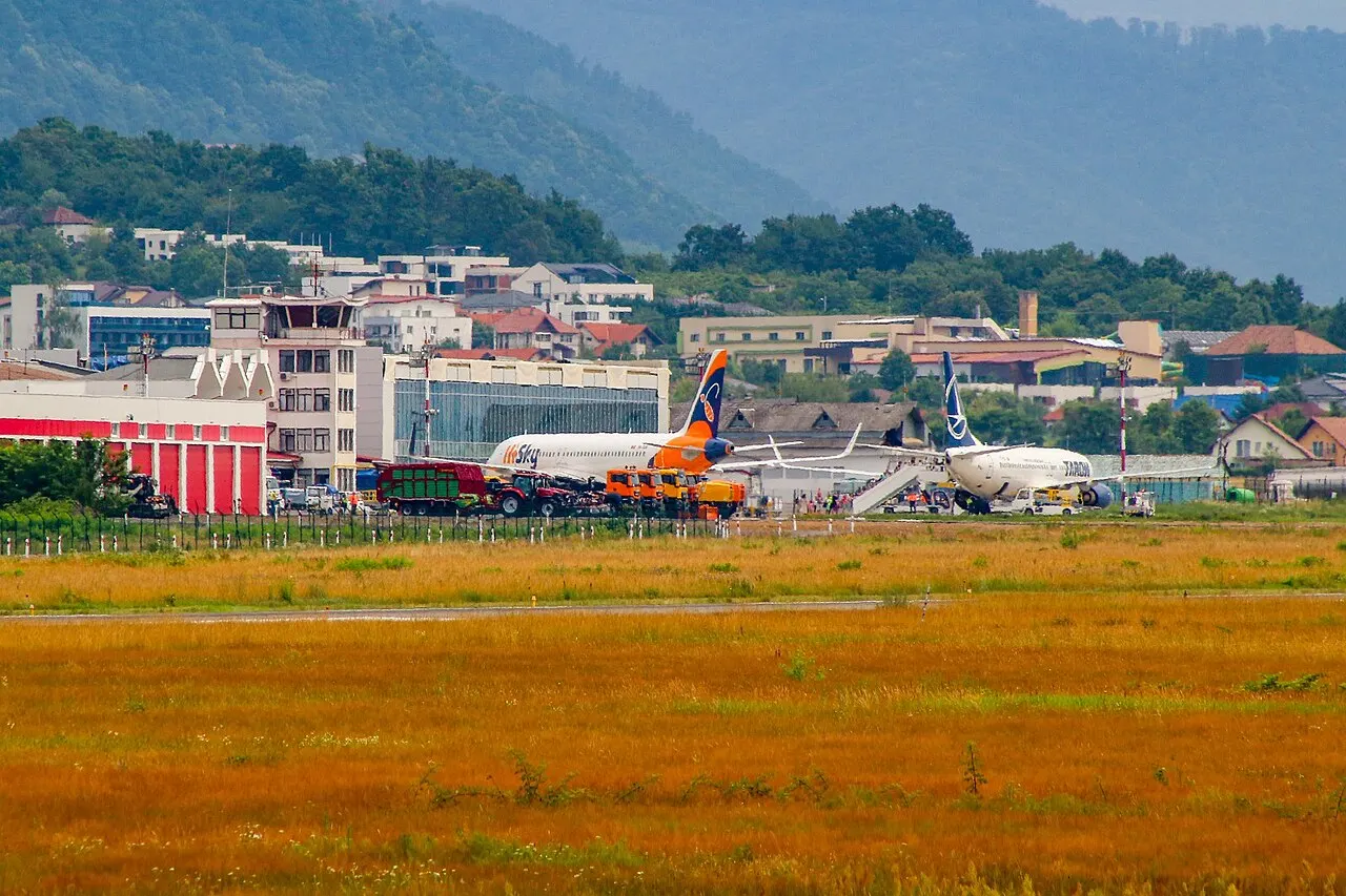 Aviones en el aeropuerto con las colinas al fondo
