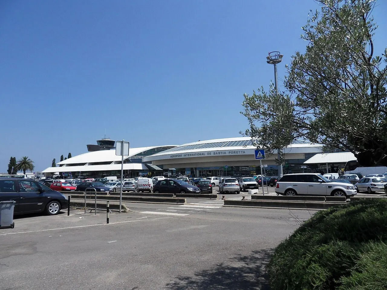 Terminal widziany z parkingu