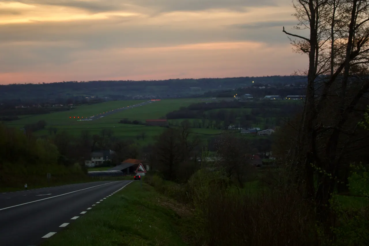 La pista al tramonto, vista dalla Côte de Senilhes