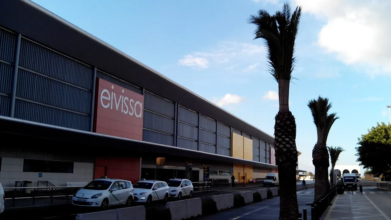 Fachada de la terminal, con el rótulo «eivissa»