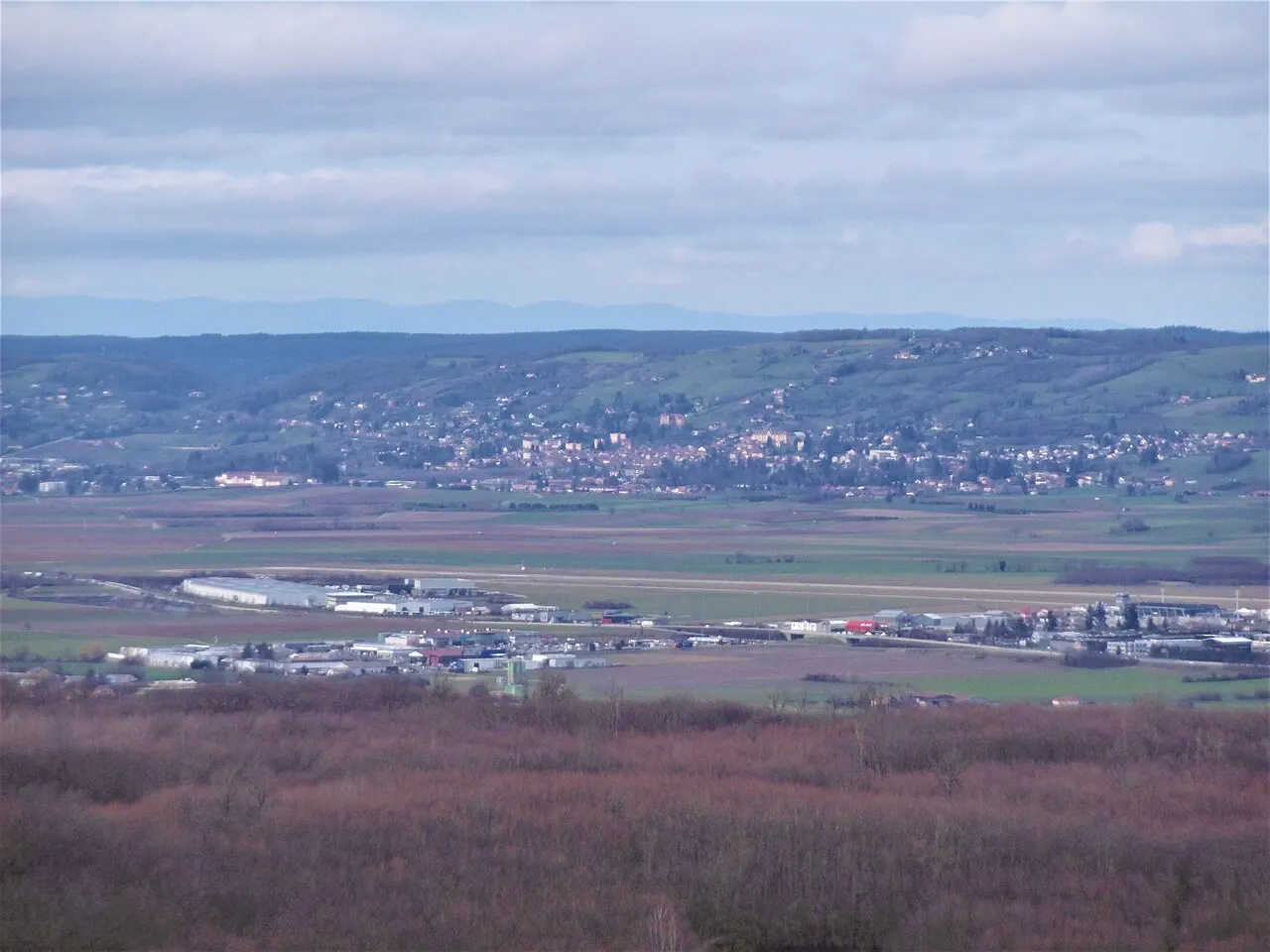 L'aeroporto nella piana della Bièvre, con La Côte-Saint-André sullo sfondo