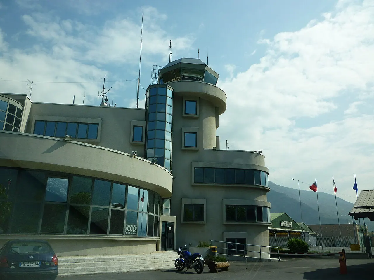 La torre di controllo e l'edificio dell'aeroporto