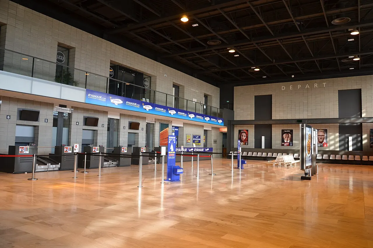 Hall des départs et comptoirs d'enregistrement