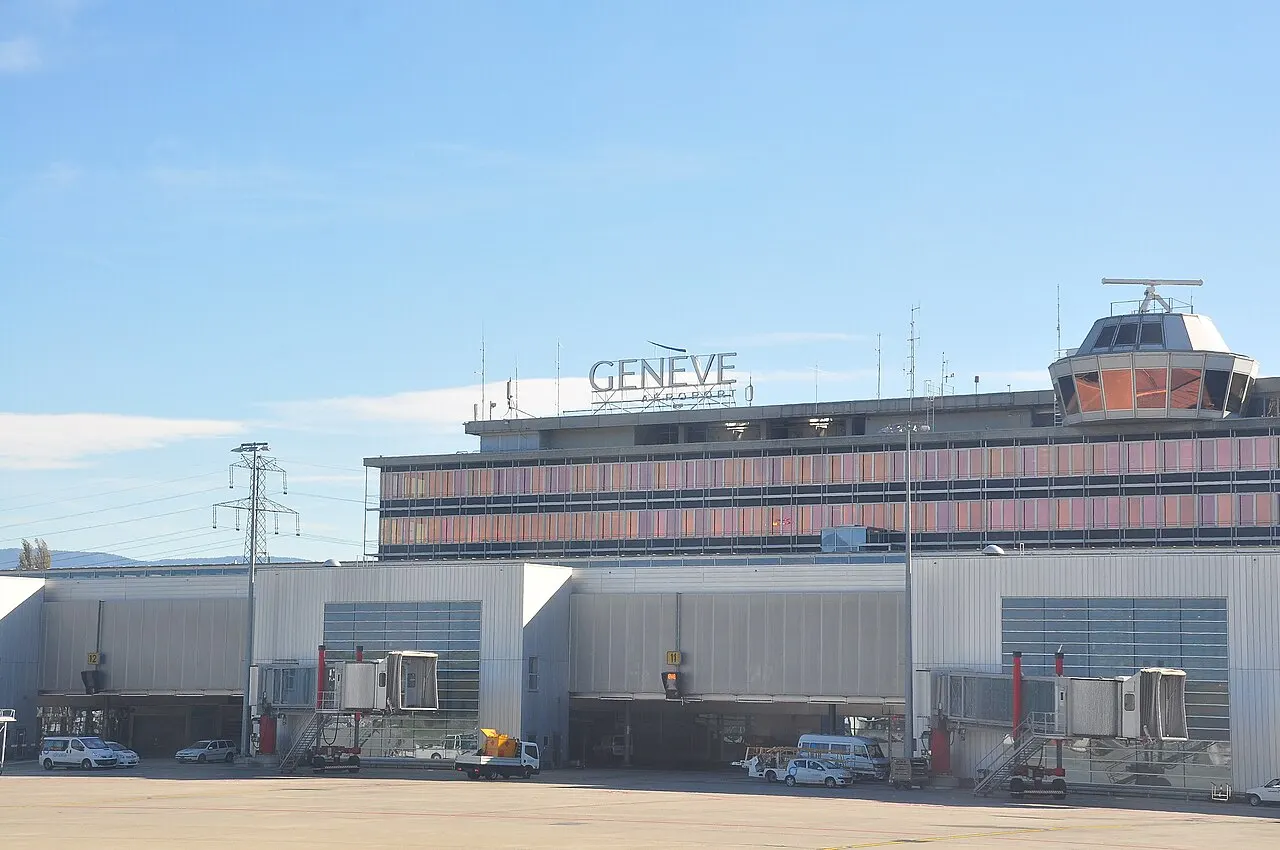 La facciata del terminal, con l'insegna «Genève Aéroport» e la torre di controllo
