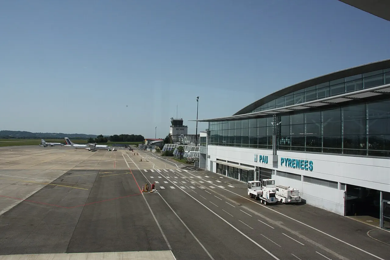 Terminal i płyta postojowa widziane z rękawa