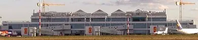 Terminal widziany z płyty postojowej