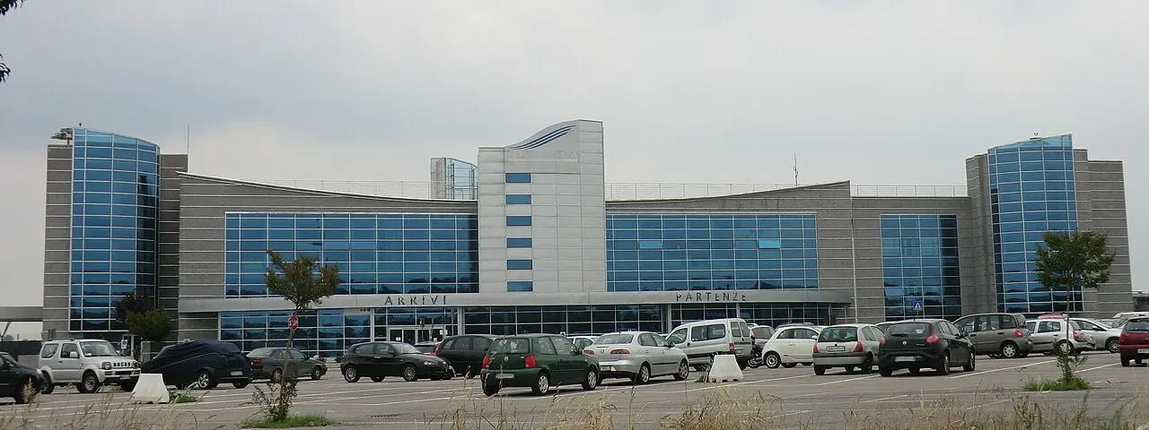 Terminal widziany z zewnątrz