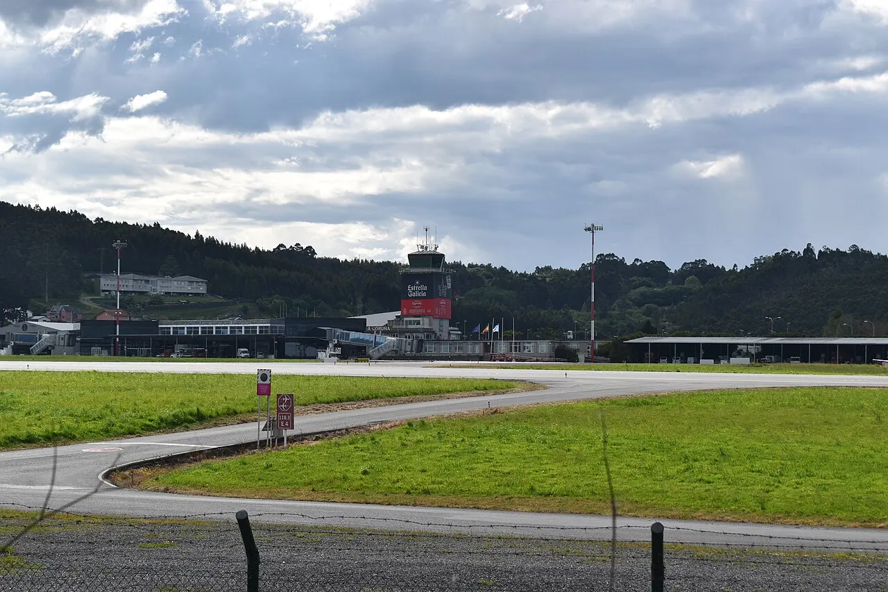 Start- und Landebahn und Kontrollturm, gesehen von Barbán