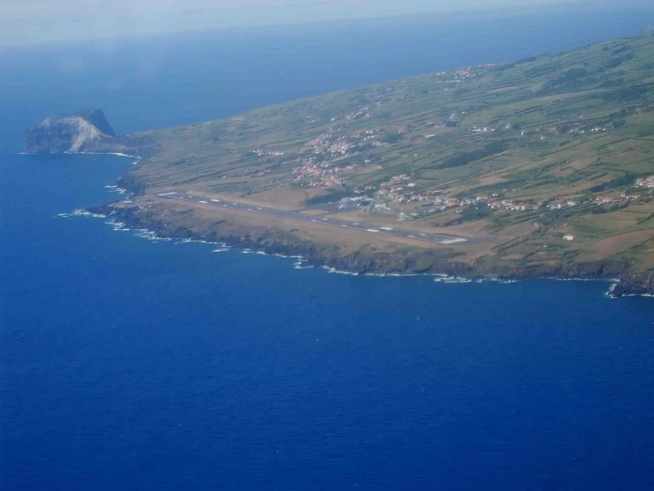 Vista aérea de la pista junto a la costa