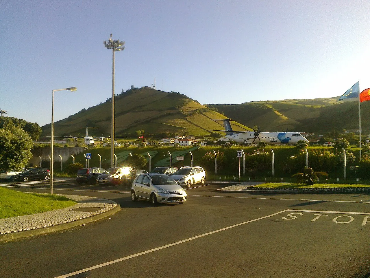 Der Parkplatz, im Hintergrund ein SATA-Flugzeug