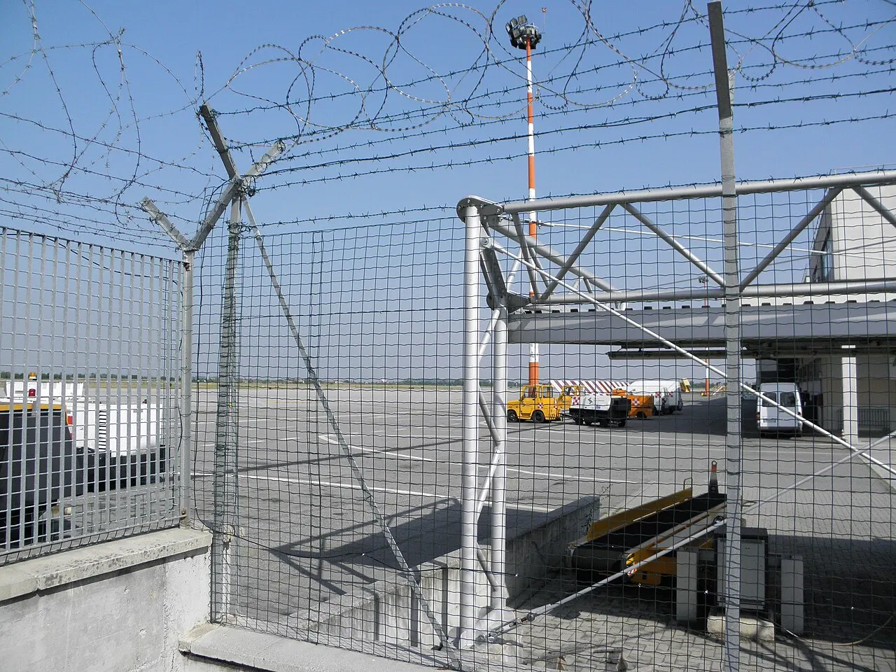 La pista e le strutture dell'aeroporto