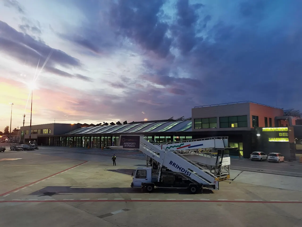 Terminal i płyta postojowa o zmierzchu