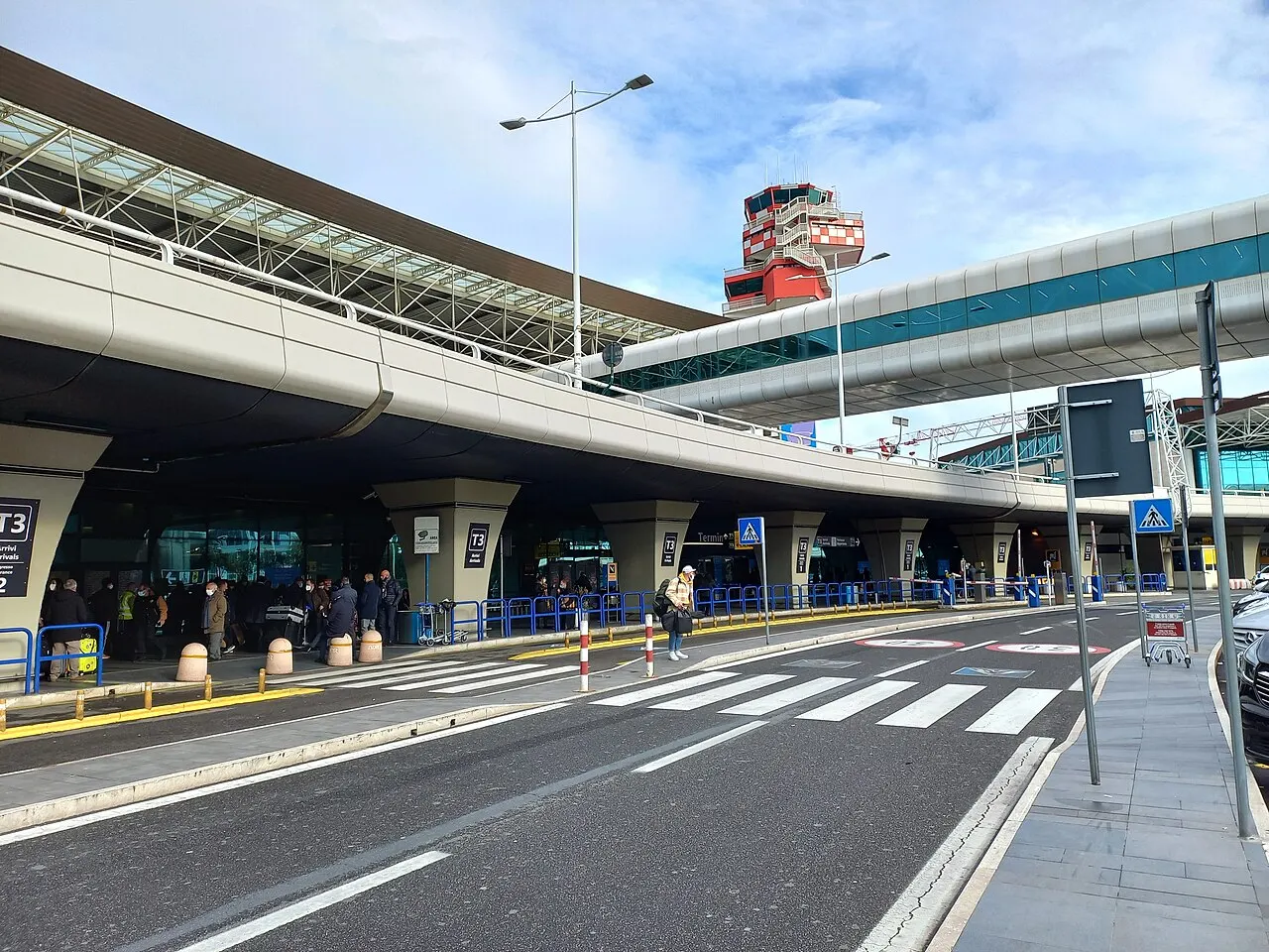 L'accesso al terminal, con la torre di controllo sullo sfondo