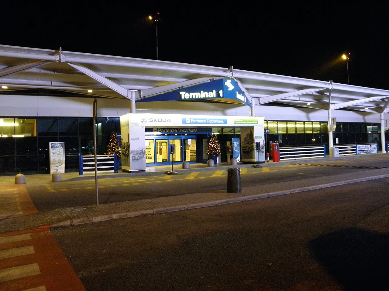Das Terminal bei Nacht