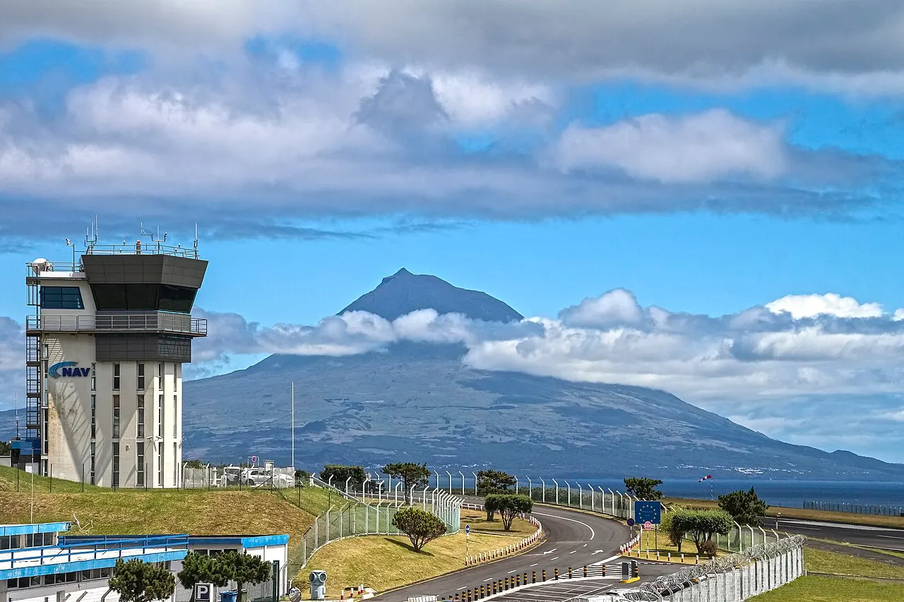 La torre de control, con la montaña de Pico al fondo