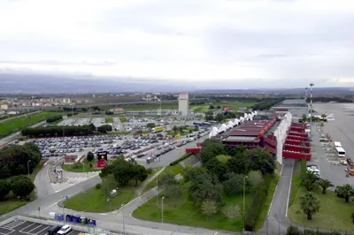 Terminal i parking widziane z góry