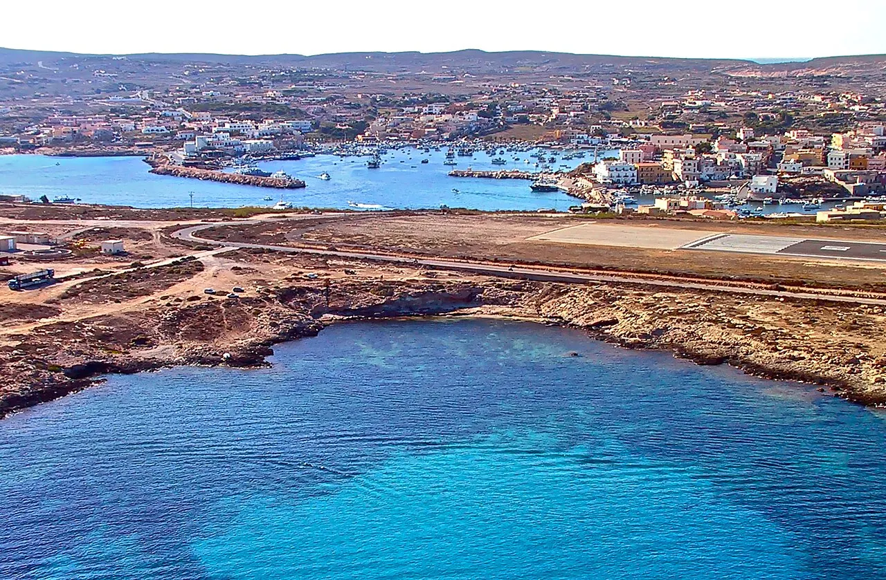Wyspa Lampedusa i jej lotnisko z lotu ptaka