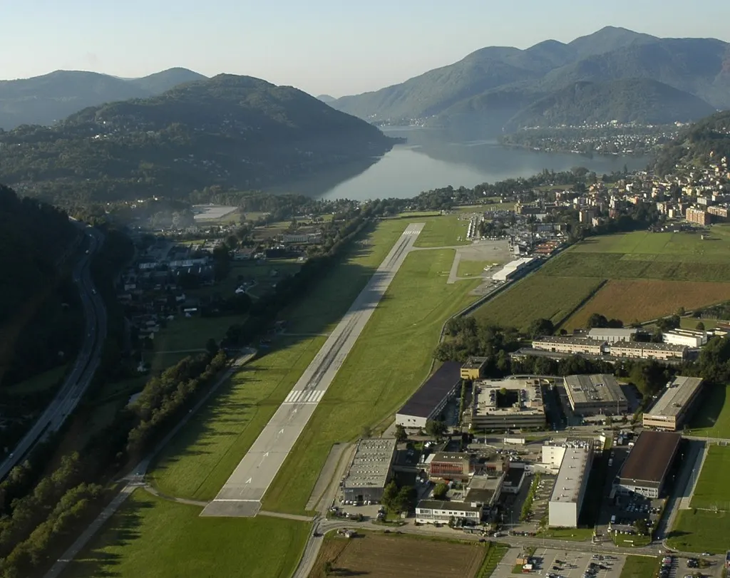 L'aeroporto di Lugano-Agno, circondato dalle colline
