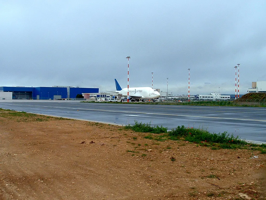 Die Landebahn und ein Boeing-Flugzeug auf dem Vorfeld