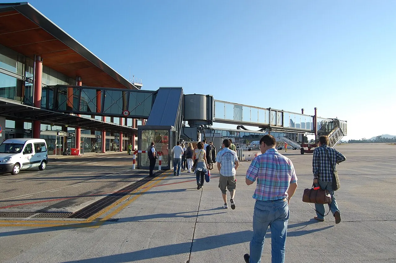 Pasajeros caminando por la plataforma junto a la terminal
