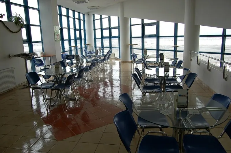 Sala de espera en el interior de la terminal