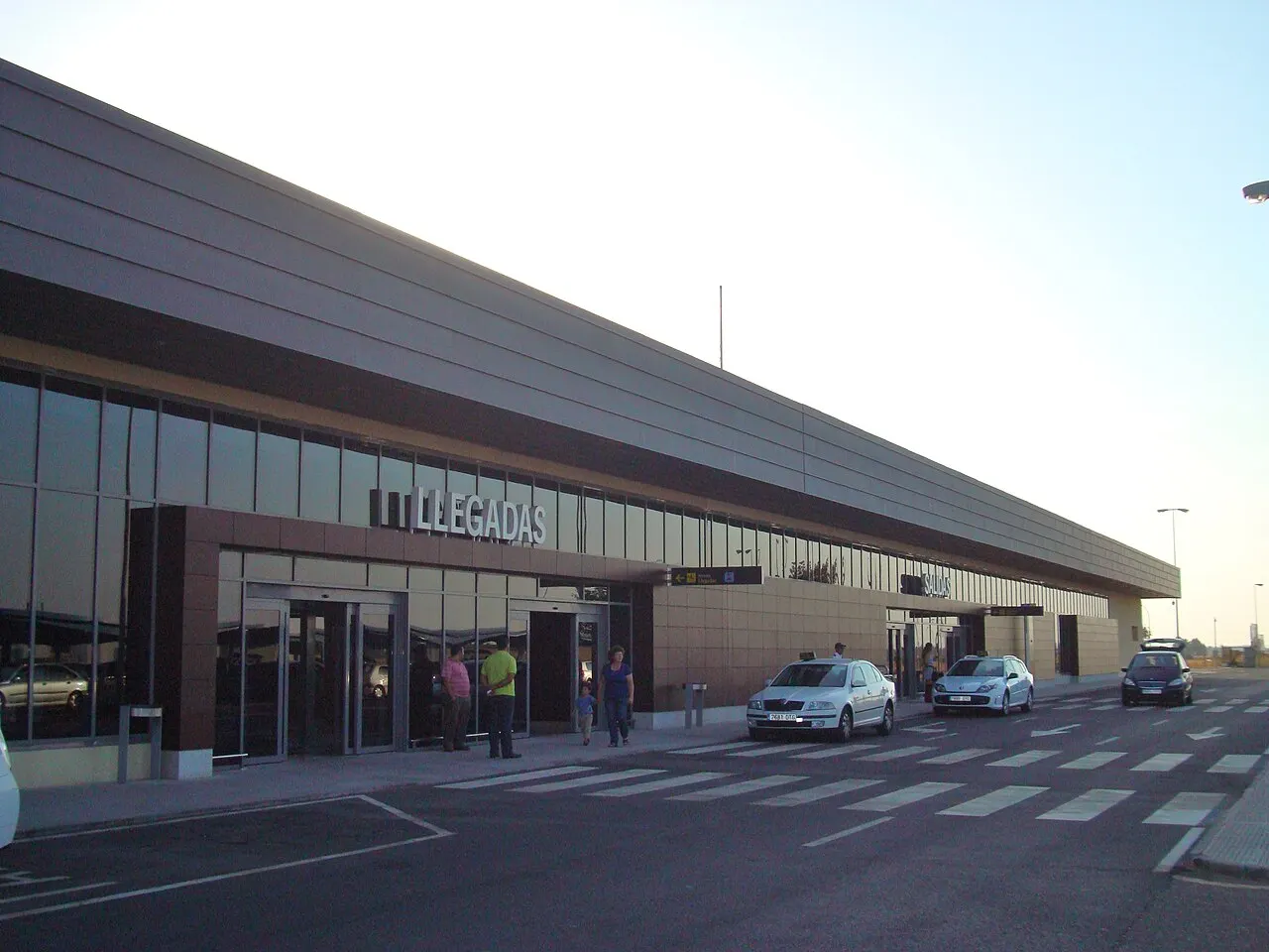 Fachada de la terminal en la zona de llegadas