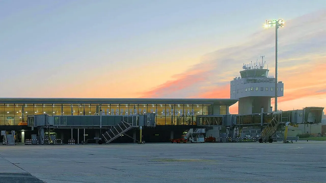 La terminal y la torre de control al atardecer